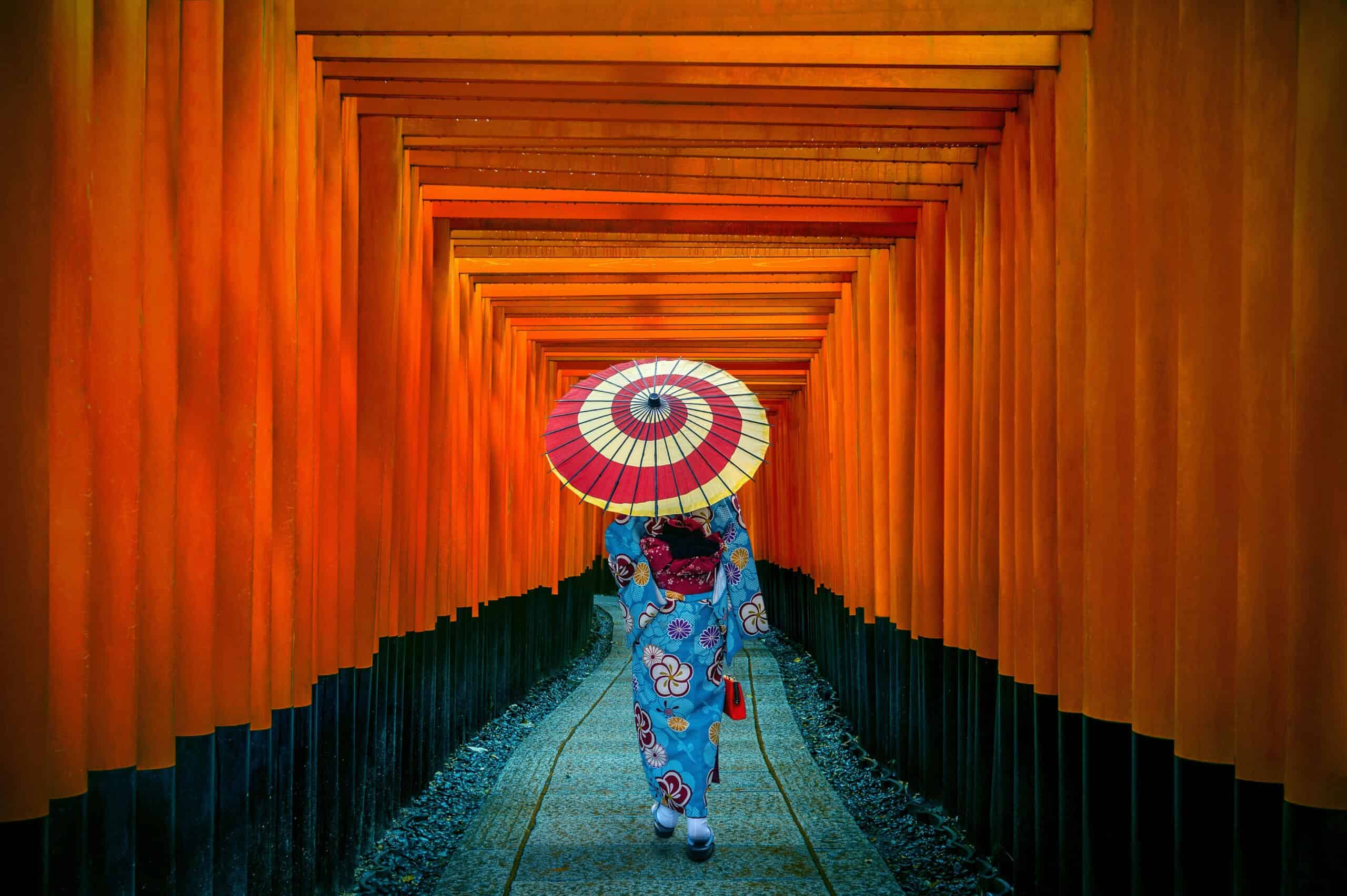 asian-women-traditional-japanese-kimonos-fushimi-inari-shrine-kyoto-japan